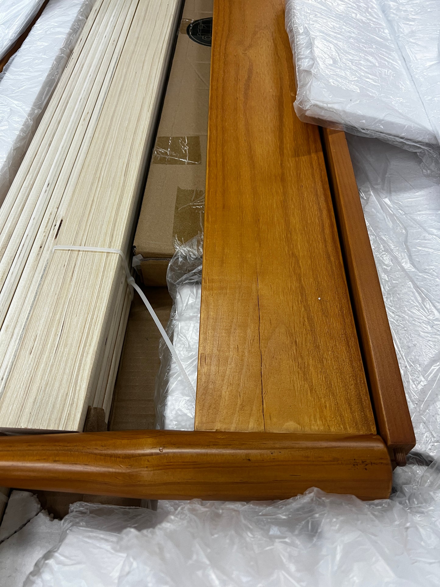 Lit plateforme Whitman, profil bas, style moderne du milieu du siècle, couleur bois brun, taille standard