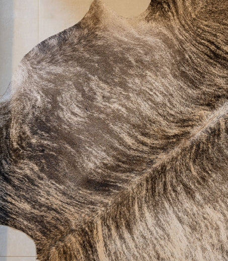 Chesson Handmade Cowhide Dark Brindle Area Rug (5x7 ft)