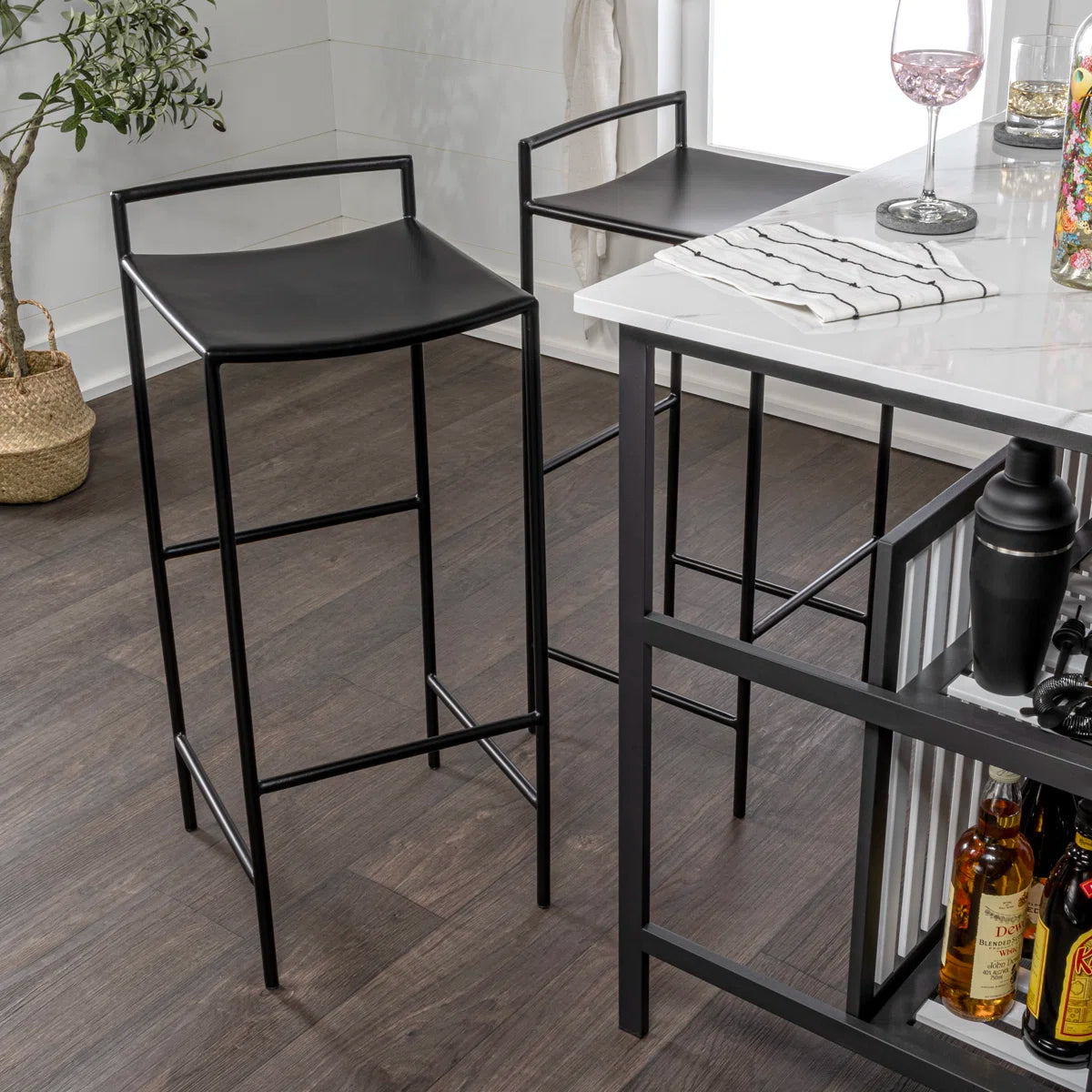 Tabouret de bar contemporain côtier en fer, assise en selle, dossier bas et repose-pieds, 76 cm (30 po). 