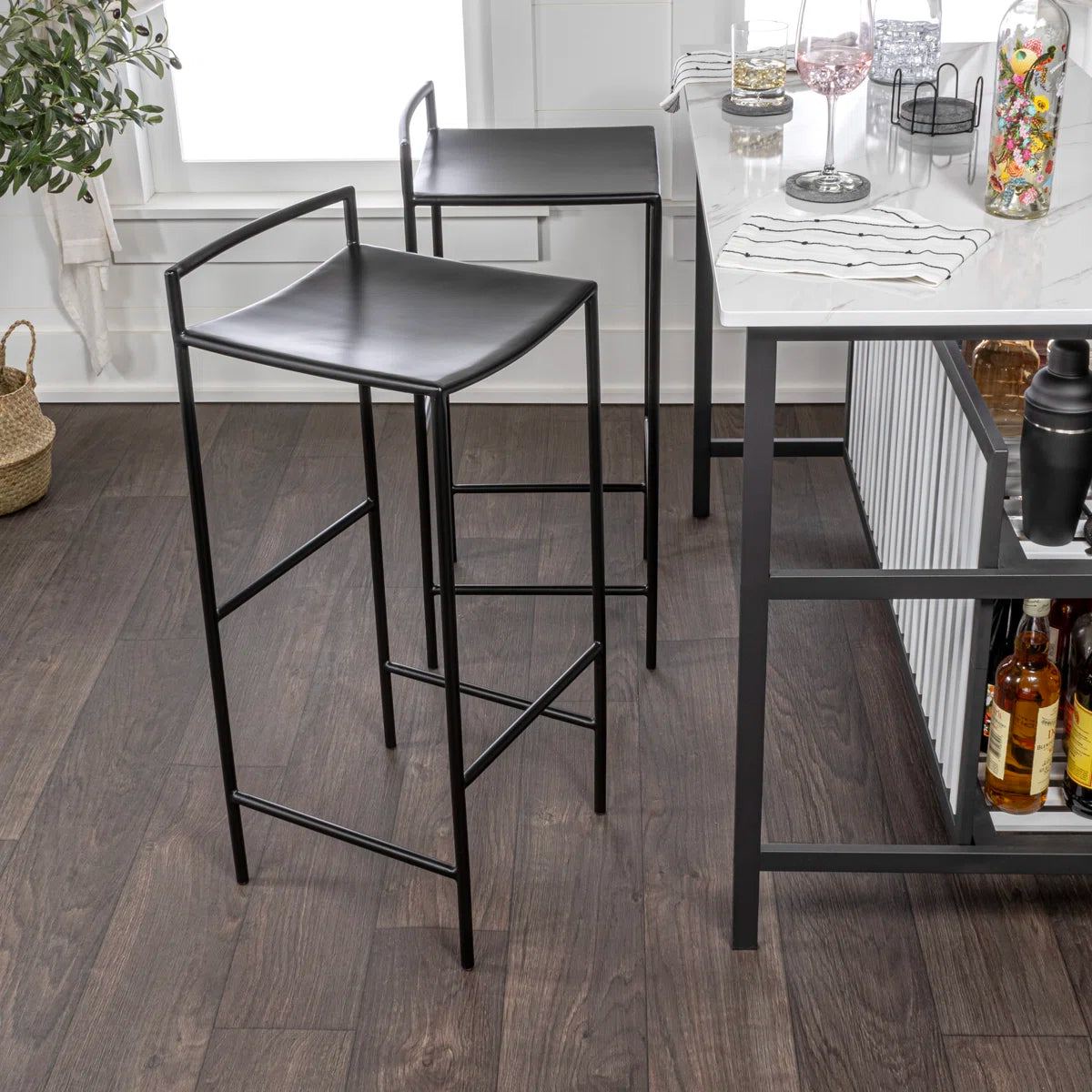 Tabouret de bar contemporain côtier en fer, assise en selle, dossier bas et repose-pieds, 76 cm (30 po). 
