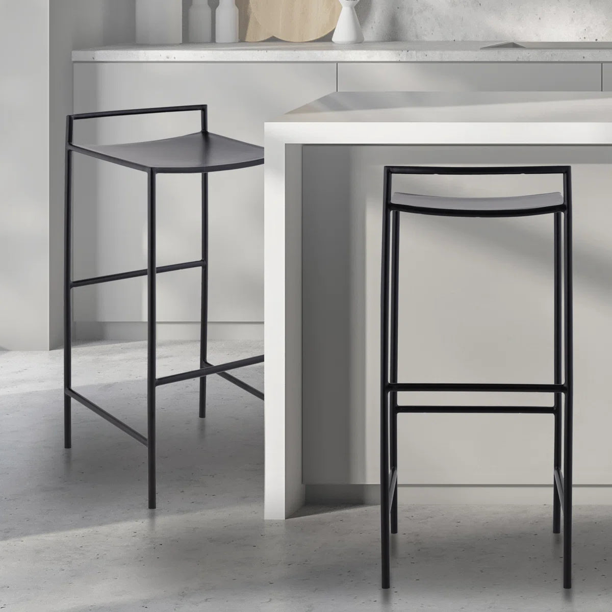 Tabouret de bar contemporain côtier en fer, assise en selle, dossier bas et repose-pieds, 76 cm (30 po). 