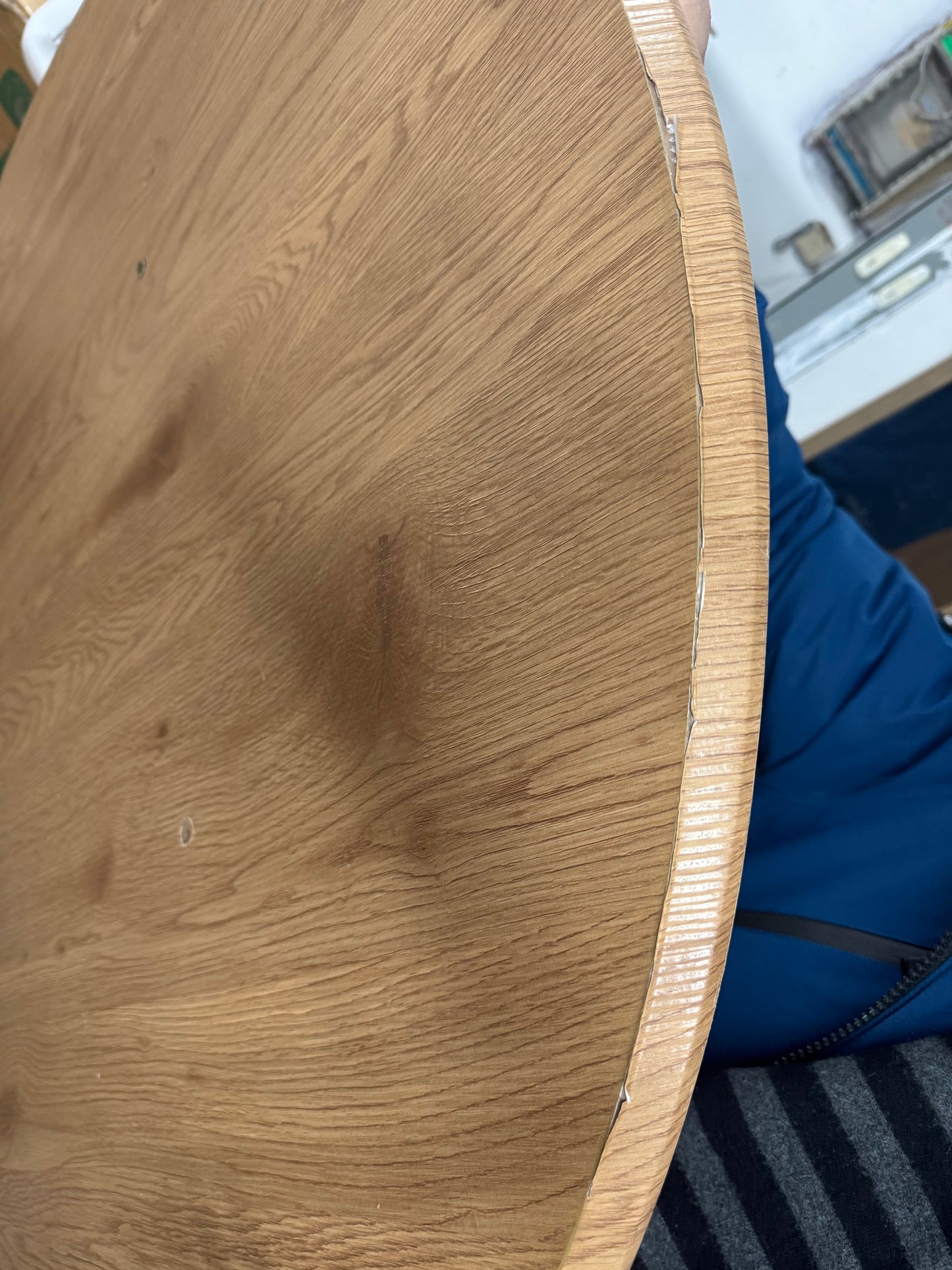 Table de salle à manger ronde Makai avec piètement en bois marron 