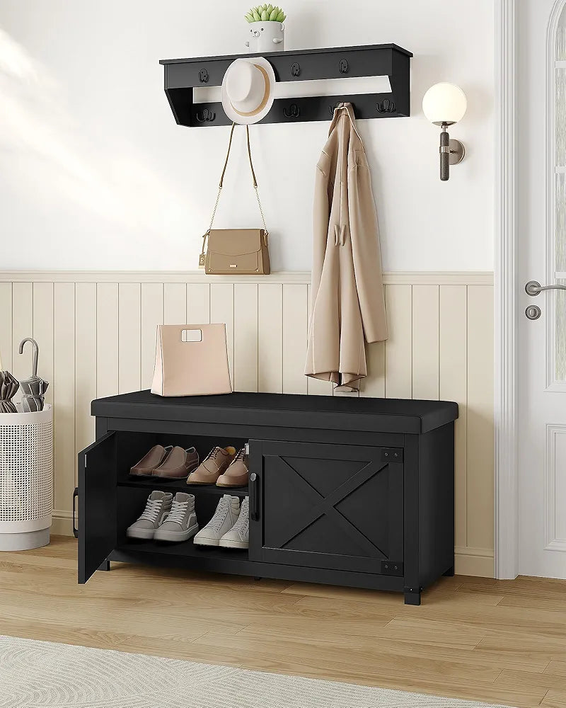 Banc de rangement pour chaussures de style campagnard, banc à chaussures à 2 niveaux avec coussin d'assise rembourré et 2 portes de grange, banc d'entrée avec étagère réglable, meuble à chaussures pour salon, chambre, antique (noir)