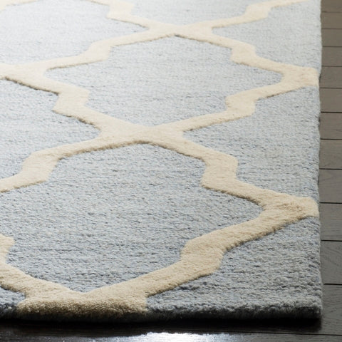 Tapis Cannen géométrique en laine tuftée à la main, bleu clair/ivoire, 90 x 150 cm