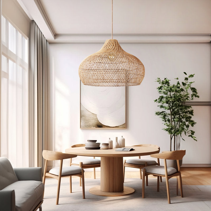 Suspension Anjanie en rotin tressé à la main, avec 1 ampoule naturelle ou filaire, idéale pour une salle à manger, une cuisine ou une chambre de style bohème japonais.